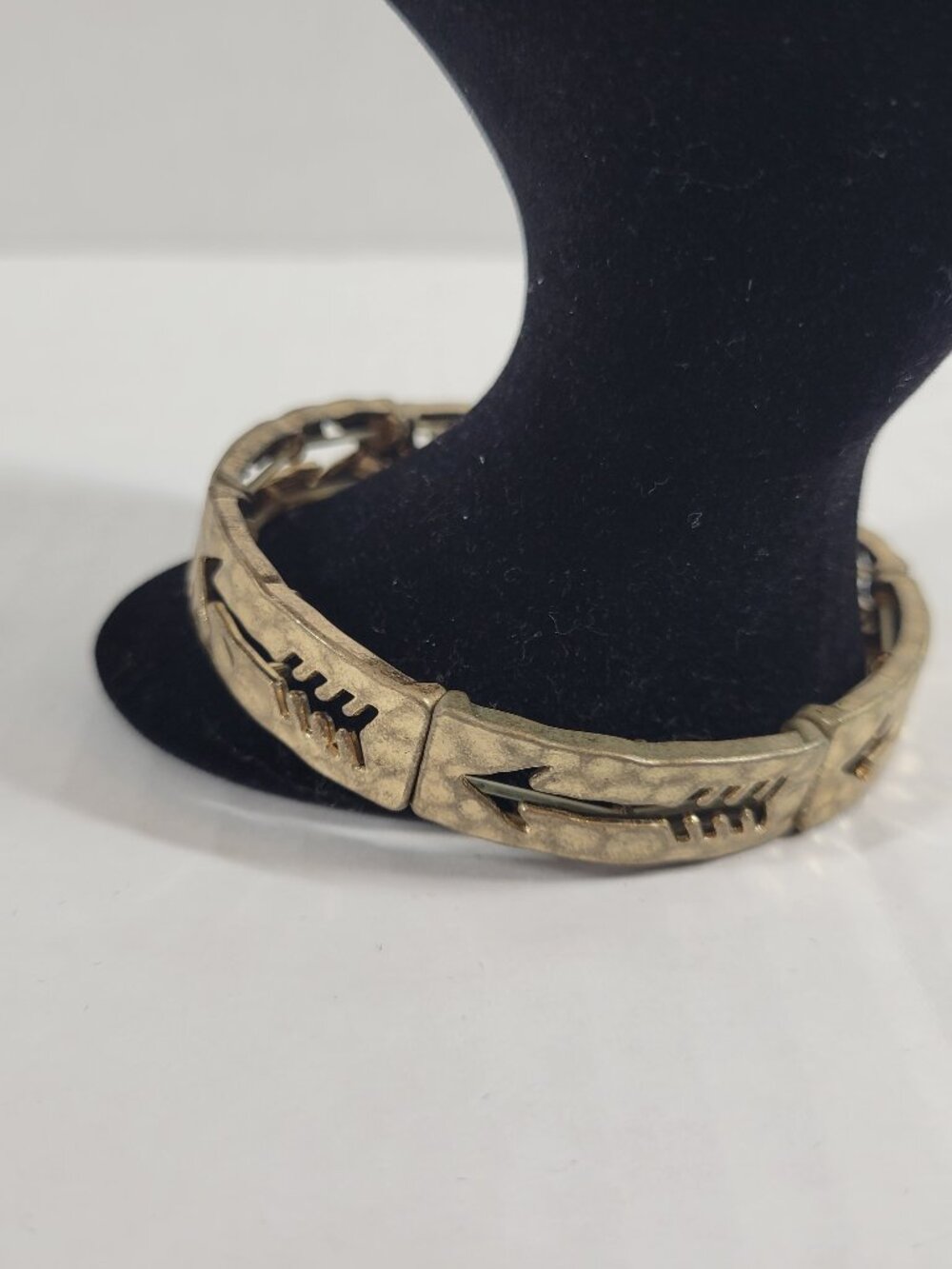 Gold Tone Arrow Stretch Bracelet Cutout Hammered Panel Boho Western Slip On B22E